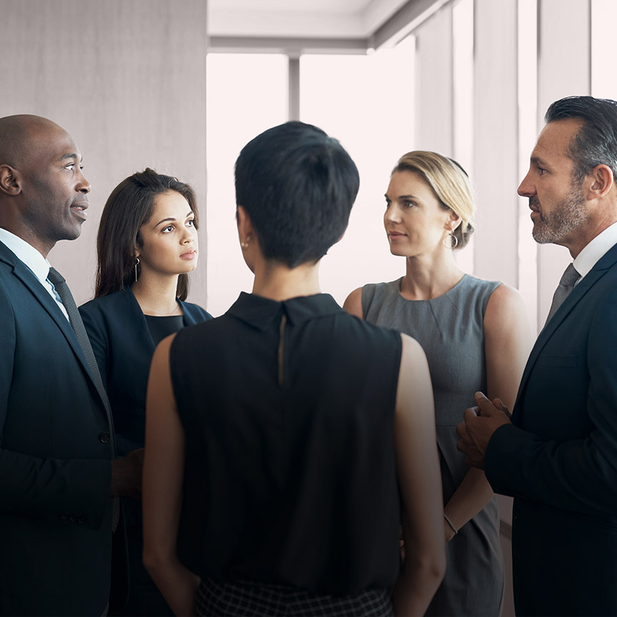 Culture of high performance and belonging image of business leaders in discussion, representing inclusive leadership, team alignment, and organizational performance.